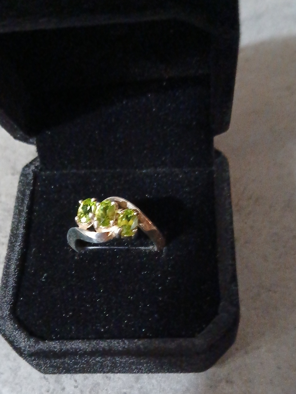 Gorgeous Vintage 3 Stone Peridot Silver Ring, Size 7
